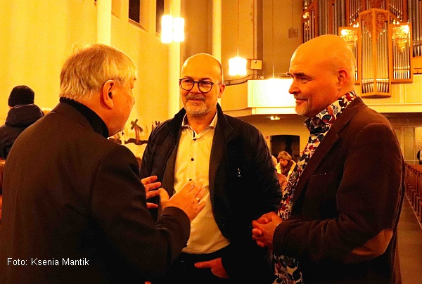 Schulelternratsvorsitzende Ralf Popp, Schulleiter Christian Steinert und Winfried Dahn, Leiter der Musik in St. Augustinus (v.r. / Foto: Ksenia Mantik)